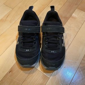 Boys Under Armour tennis shoes